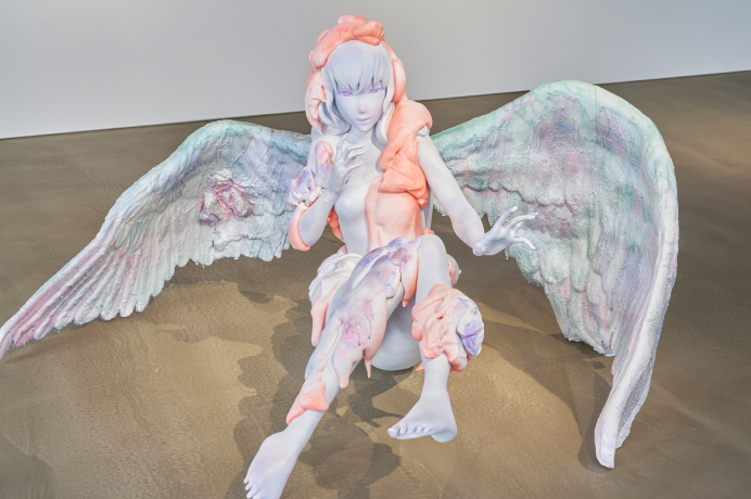 立体作品:自重にもがく少女像